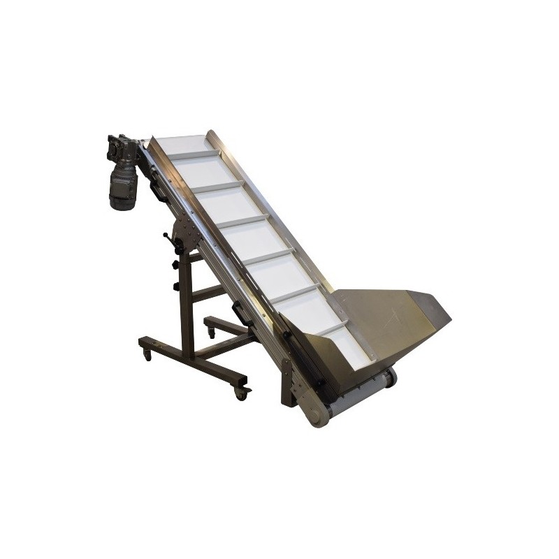 Adjustable transporting conveyor with a hopper Adjustable transporting conveyor with a hopper