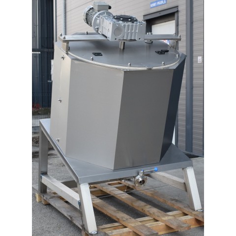 Universal mixing tank for heating and cooling