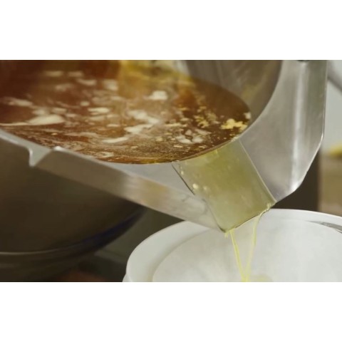 Despejando o ghee derretido