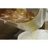 Versement du ghee fondu