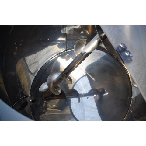 Honey processing tank with an inclined screw mixer