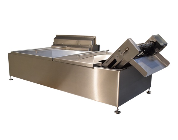 Compact continuous fryer with discharge conveyor