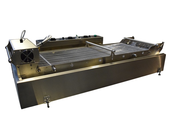 Continuous fryer with product discharge conveyor