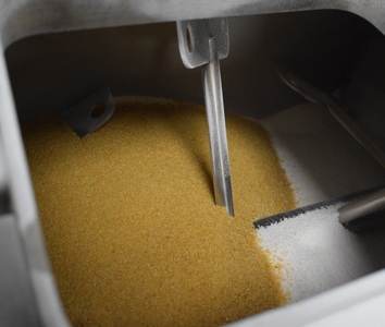 Nowy 100-litrowy mieszalnik płużny – test mieszania cukru