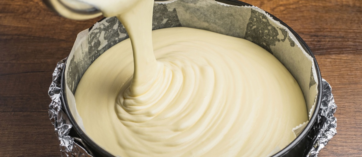 Liquid dough mixer with tilting for fast emptying